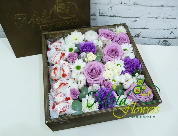 Деревянная коробка с конфетами, фиолетовыми розами и гвоздиками, белыми кустовыми розами, хризантемами и цветами хлопка фото